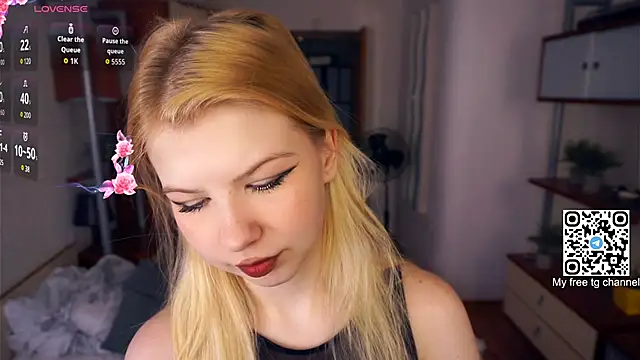 Snapshot of LynetHakes chatting on September 19, 2025, 4:16 am LynetHakes online show from September 19, 2025, 4:16 am