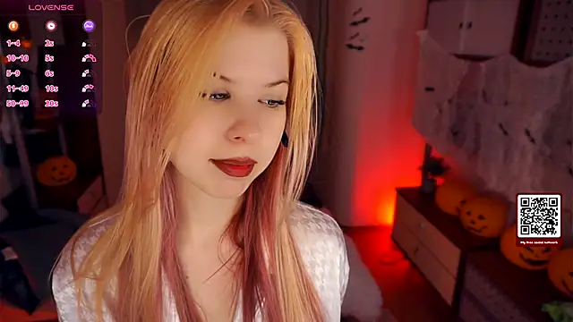 Snapshot of LynetHakes chatting on October 24, 2025, 4:22 am LynetHakes online show from October 24, 2025, 4:22 am