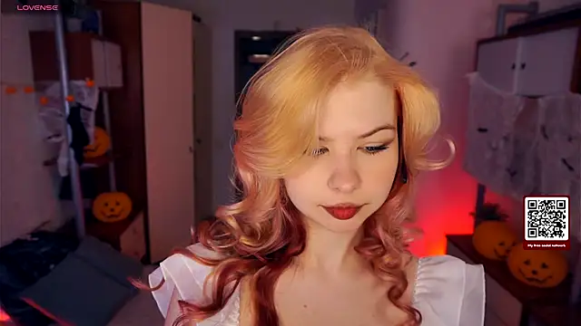 Snapshot of LynetHakes chatting on October 15, 2025, 4:22 am LynetHakes online show from October 15, 2025, 4:22 am