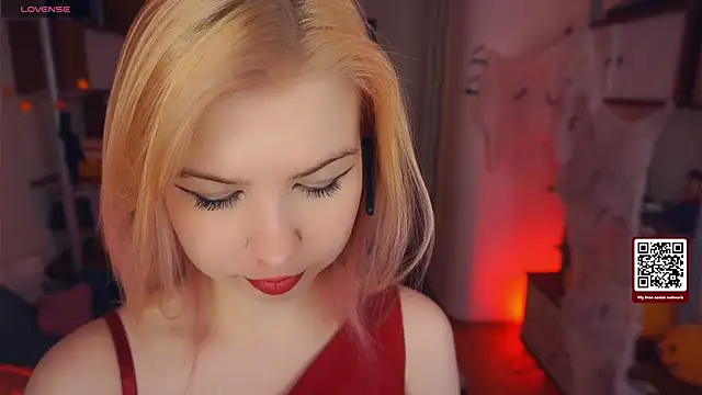 Snapshot of LynetHakes chatting on November 4, 2025, 4:27 am LynetHakes online show from November 4, 2025, 4:27 am