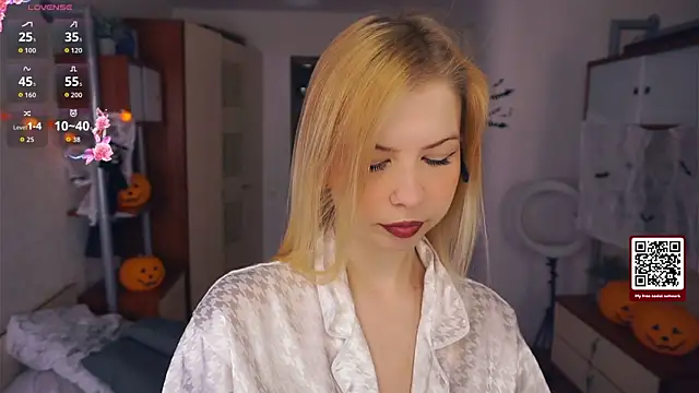 Snapshot of LynetHakes chatting on October 6, 2025, 4:13 am LynetHakes online show from October 6, 2025, 4:13 am