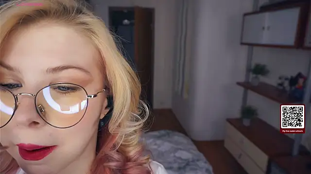 Snapshot of LynetHakes chatting on November 26, 2025, 6:35 am LynetHakes online show from November 26, 2025, 6:35 am