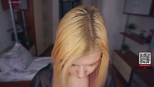 Snapshot of LynetHakes chatting on November 20, 2025, 4:24 am LynetHakes online show from November 20, 2025, 4:24 am