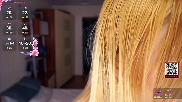 Snapshot of LynetHakes chatting on October 1, 2025, 4:17 am LynetHakes online show from October 1, 2025, 4:17 am