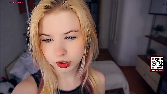 Snapshot of LynetHakes chatting on November 17, 2025, 4:16 am LynetHakes online show from November 17, 2025, 4:16 am