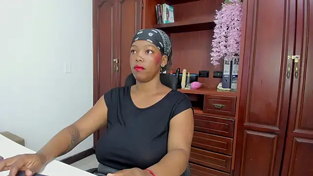 Snapshot of ValkiriaContee chatting on October 3, 2025, 7:48 pm ValkiriaContee online show from October 3, 2025, 7:48 pm