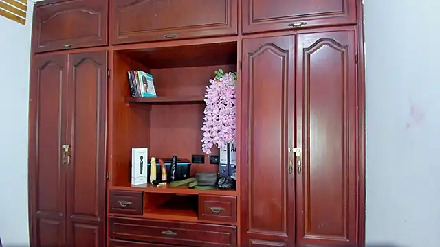 Snapshot of ValkiriaContee chatting on October 13, 2025, 7:37 pm ValkiriaContee online show from October 13, 2025, 7:37 pm