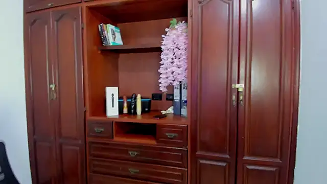 Snapshot of ValkiriaContee chatting on October 10, 2025, 10:43 pm ValkiriaContee online show from October 10, 2025, 10:43 pm