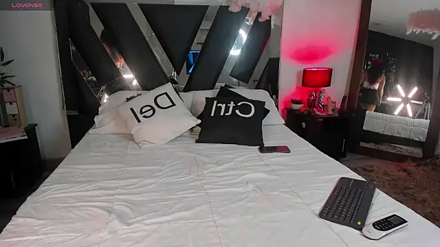 Snapshot of IsabellaDeLuca chatting on February 12, 2025, 1:16 pm IsabellaDeLuca online show from February 12, 2025, 1:16 pm