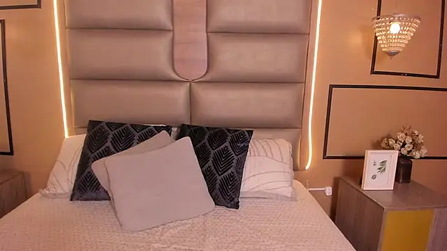 Snapshot of CAYLINCOLLINS chatting on January 14, 2026, 3:21 am CAYLINCOLLINS online show from January 14, 2026, 3:21 am