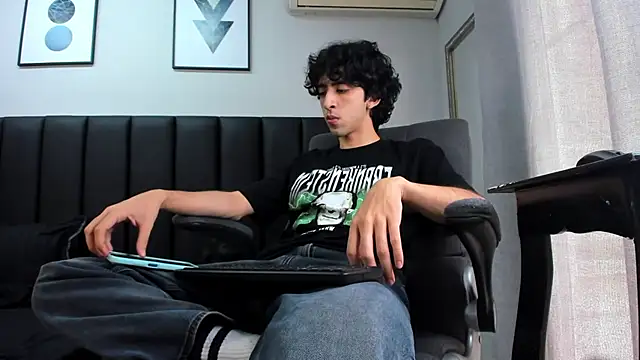 Snapshot of Alezzandro_ chatting on March 5, 2025, 5:39 pm Alezzandro online show from March 5, 2025, 5:39 pm