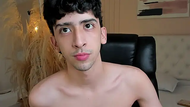 Snapshot of Alezzandro_ chatting on October 4, 2025, 8:10 pm Alezzandro online show from October 4, 2025, 8:10 pm