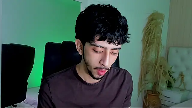 Snapshot of Alezzandro_ chatting on September 12, 2025, 8:30 pm Alezzandro online show from September 12, 2025, 8:30 pm