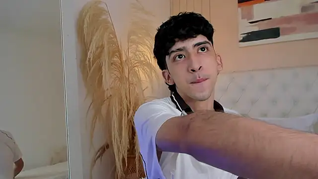 Snapshot of Alezzandro_ chatting on October 2, 2025, 8:01 pm Alezzandro online show from October 2, 2025, 8:01 pm