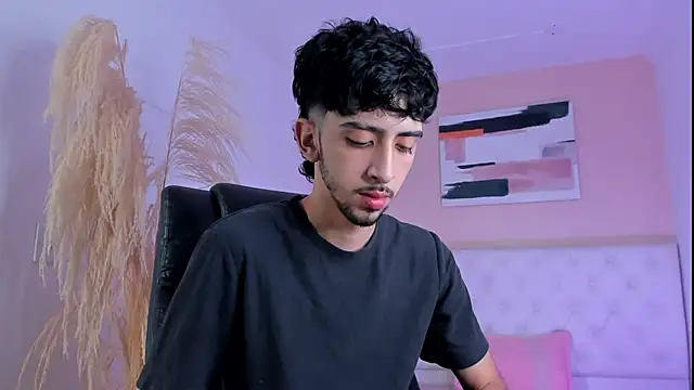 Snapshot of Alezzandro_ chatting on September 21, 2025, 8:58 pm Alezzandro online show from September 21, 2025, 8:58 pm