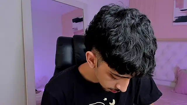 Snapshot of Alezzandro_ chatting on September 27, 2025, 9:10 pm Alezzandro online show from September 27, 2025, 9:10 pm