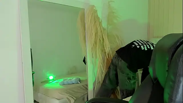 Snapshot of Alezzandro_ chatting on September 26, 2025, 8:05 pm Alezzandro online show from September 26, 2025, 8:05 pm