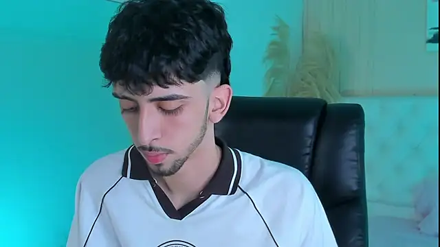 Snapshot of Alezzandro_ chatting on September 18, 2025, 8:45 pm Alezzandro online show from September 18, 2025, 8:45 pm