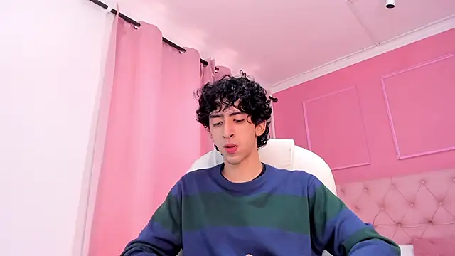 Snapshot of Alezzandro_ chatting on February 6, 2025, 2:26 pm Alezzandro online show from February 6, 2025, 2:26 pm