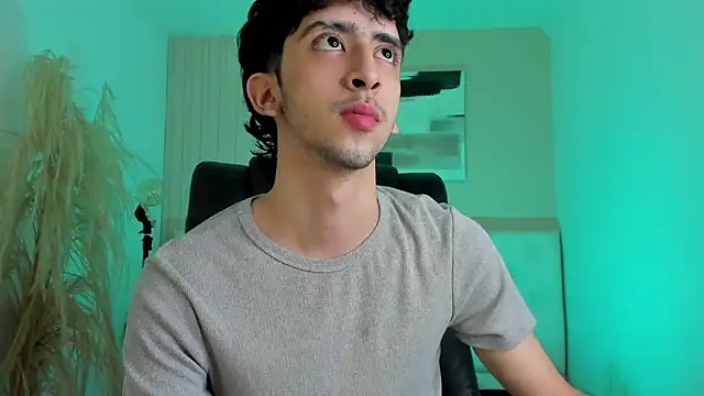 Snapshot of Alezzandro_ chatting on October 7, 2025, 8:32 pm Alezzandro online show from October 7, 2025, 8:32 pm