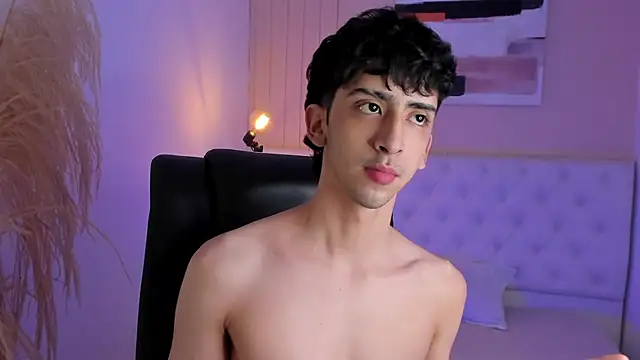 Snapshot of Alezzandro_ chatting on October 3, 2025, 8:10 pm Alezzandro online show from October 3, 2025, 8:10 pm