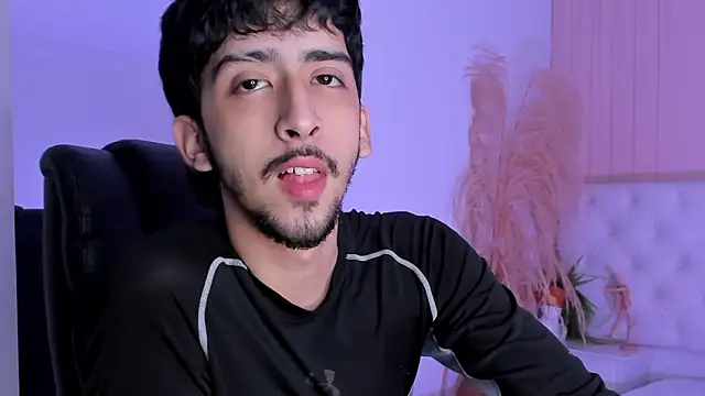 Snapshot of Alezzandro_ chatting on September 15, 2025, 8:42 pm Alezzandro online show from September 15, 2025, 8:42 pm