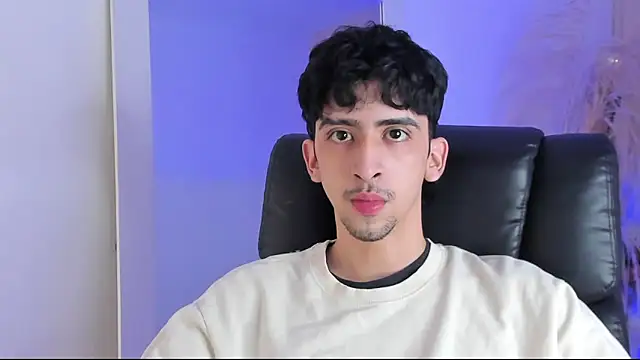 Snapshot of Alezzandro_ chatting on October 10, 2025, 8:09 pm Alezzandro online show from October 10, 2025, 8:09 pm