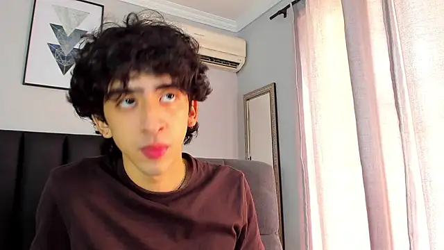 Snapshot of Alezzandro_ chatting on February 20, 2025, 2:46 pm Alezzandro online show from February 20, 2025, 2:46 pm