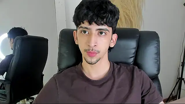 Snapshot of Alezzandro_ chatting on October 15, 2025, 8:50 pm Alezzandro online show from October 15, 2025, 8:50 pm