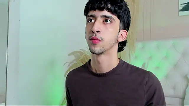 Snapshot of Alezzandro_ chatting on October 8, 2025, 8:42 pm Alezzandro online show from October 8, 2025, 8:42 pm