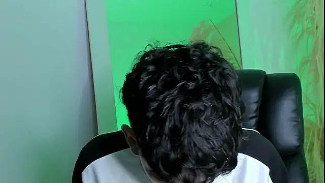 Snapshot of Alezzandro_ chatting on September 20, 2025, 8:36 pm Alezzandro online show from September 20, 2025, 8:36 pm