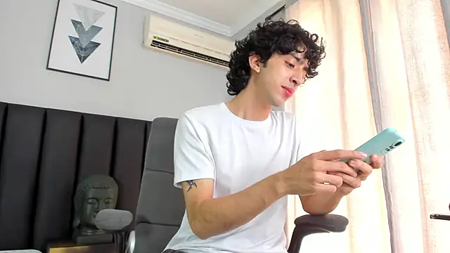 Snapshot of Alezzandro_ chatting on February 25, 2025, 1:43 pm Alezzandro online show from February 25, 2025, 1:43 pm