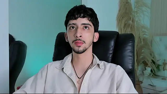 Snapshot of Alezzandro_ chatting on September 9, 2025, 8:40 pm Alezzandro online show from September 9, 2025, 8:40 pm