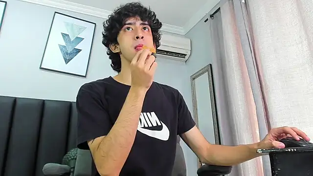 Snapshot of Alezzandro_ chatting on February 19, 2025, 2:22 pm Alezzandro online show from February 19, 2025, 2:22 pm