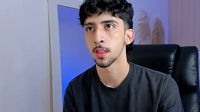 Snapshot of Alezzandro_ chatting on September 29, 2025, 8:25 pm Alezzandro online show from September 29, 2025, 8:25 pm