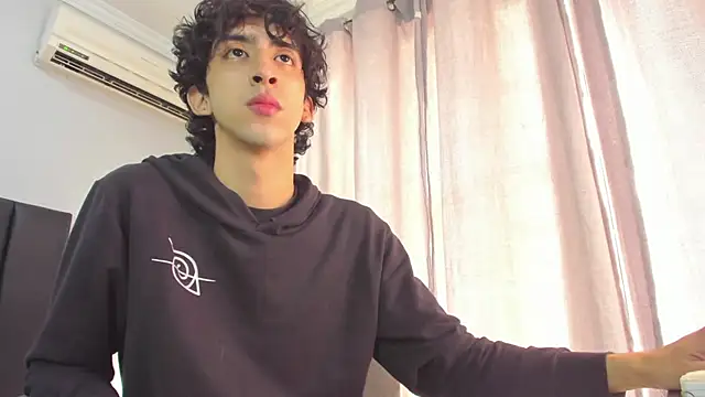 Snapshot of Alezzandro_ chatting on February 17, 2025, 2:28 pm Alezzandro online show from February 17, 2025, 2:28 pm