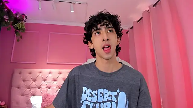 Snapshot of Alezzandro_ chatting on February 8, 2025, 2:49 pm Alezzandro online show from February 8, 2025, 2:49 pm