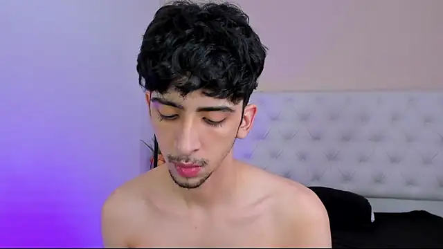 Snapshot of Alezzandro_ chatting on October 16, 2025, 8:39 pm Alezzandro online show from October 16, 2025, 8:39 pm