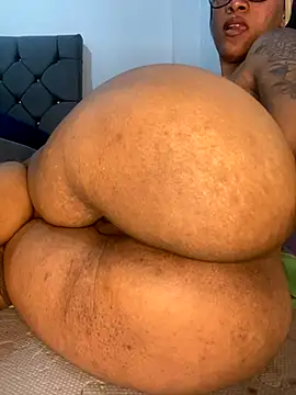 Snapshot of Charlotte_bronxxx chatting on October 12, 2025, 8:32 pm Charlotte bronxxx online show from October 12, 2025, 8:32 pm