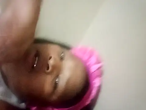 Snapshot of Yonie21 chatting on October 13, 2025, 8:32 pm Yonie21 online show from October 13, 2025, 8:32 pm