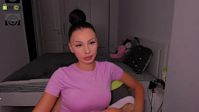 HelenShawn online show from October 7, 2025, 8:43 pm