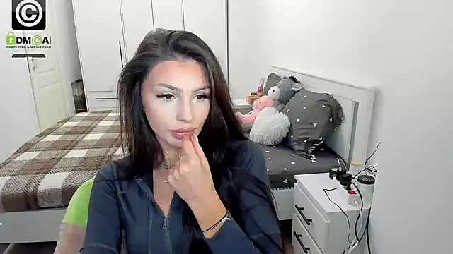 HelenShawn online show from December 3, 2025, 9:25 pm