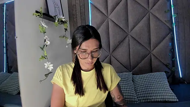 Snapshot of LauraaGomezz__ chatting on October 14, 2025, 7:36 pm LauraaGomezz online show from October 14, 2025, 7:36 pm