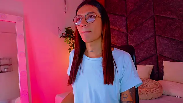 Snapshot of LauraaGomezz__ chatting on October 16, 2025, 7:33 pm LauraaGomezz online show from October 16, 2025, 7:33 pm