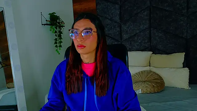 Snapshot of LauraaGomezz__ chatting on October 19, 2025, 11:46 am LauraaGomezz online show from October 19, 2025, 11:46 am