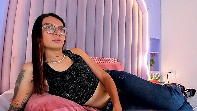 Snapshot of LauraaGomezz__ chatting on October 7, 2025, 7:48 pm LauraaGomezz online show from October 7, 2025, 7:48 pm