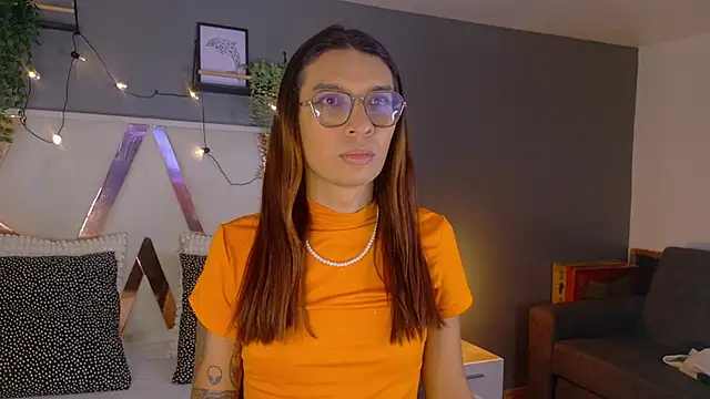 Snapshot of LauraaGomezz__ chatting on October 13, 2025, 7:37 pm LauraaGomezz online show from October 13, 2025, 7:37 pm