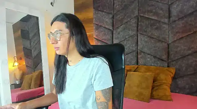LauraaGomezz   online show from February 15, 2025, 7:28 pm
