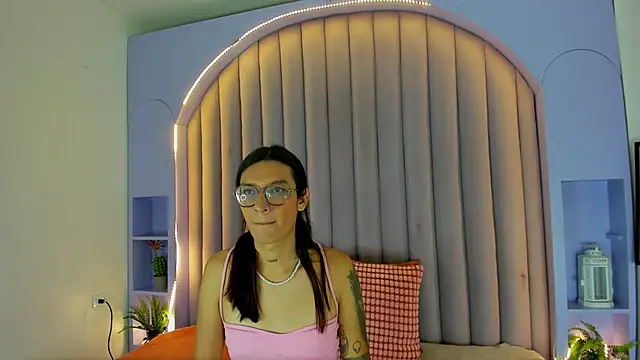 Snapshot of LauraaGomezz__ chatting on October 11, 2025, 7:26 pm LauraaGomezz online show from October 11, 2025, 7:26 pm