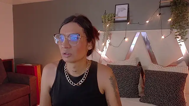 Snapshot of LauraaGomezz__ chatting on October 25, 2025, 10:58 am LauraaGomezz online show from October 25, 2025, 10:58 am